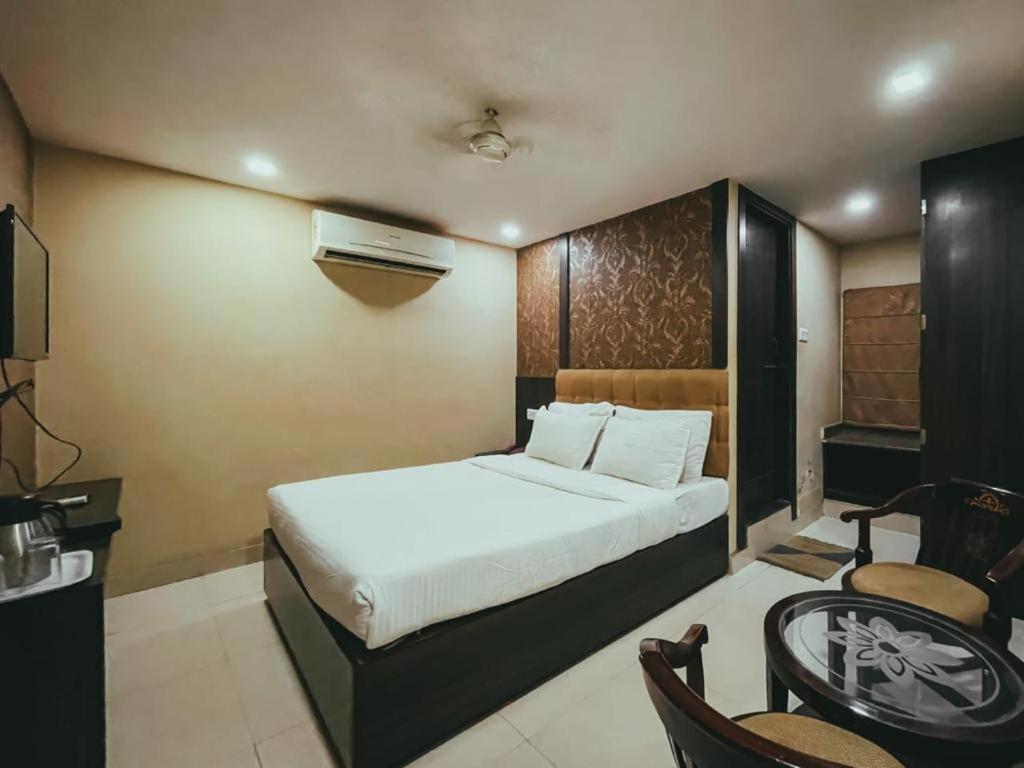ורנאסי Hotel S L E Residency מראה חיצוני תמונה