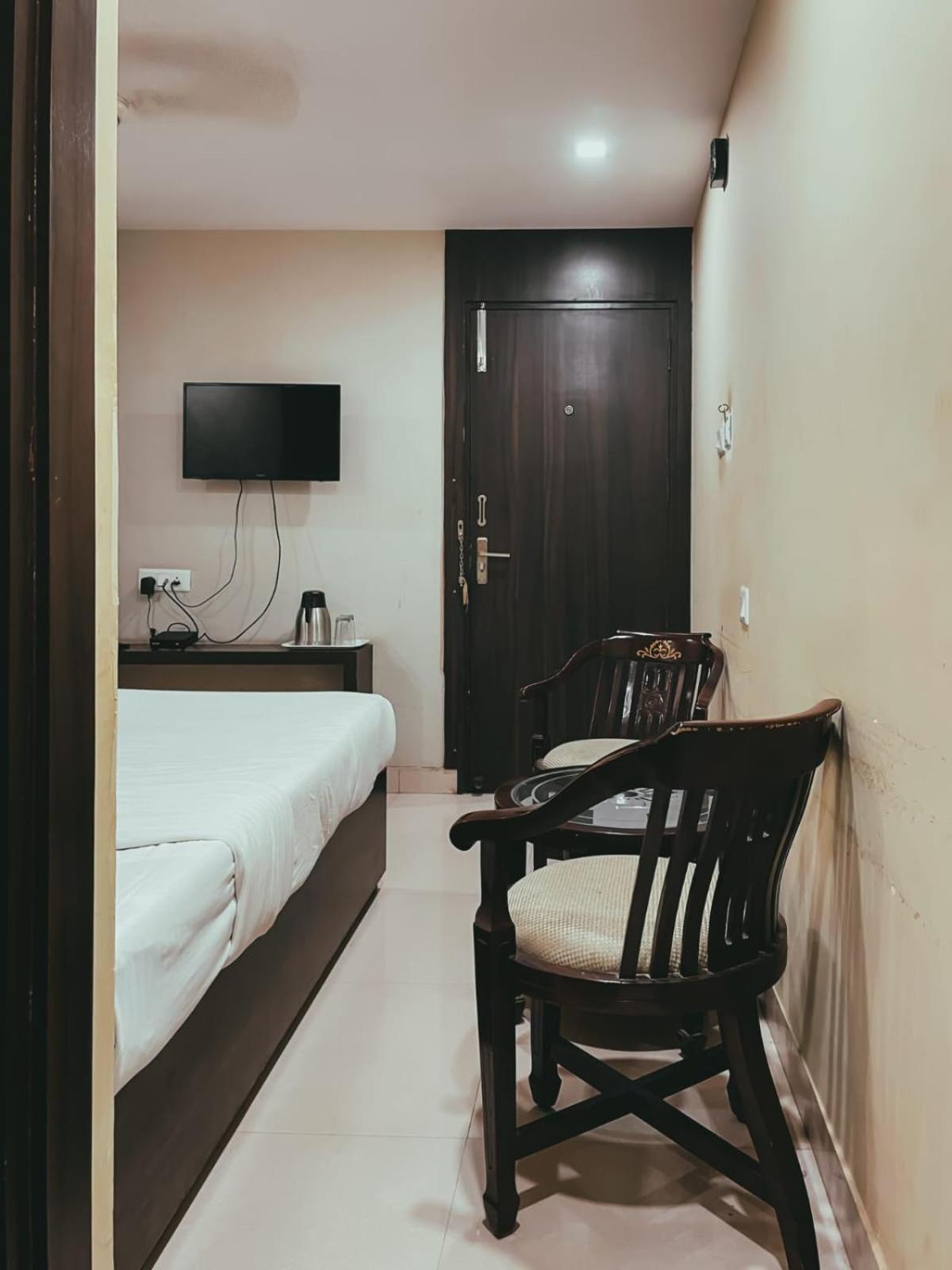 ורנאסי Hotel S L E Residency מראה חיצוני תמונה