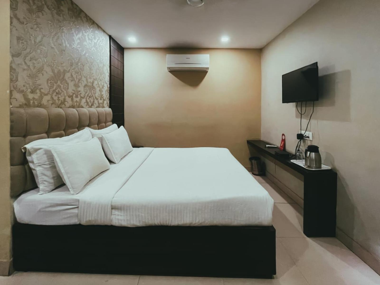 ורנאסי Hotel S L E Residency מראה חיצוני תמונה