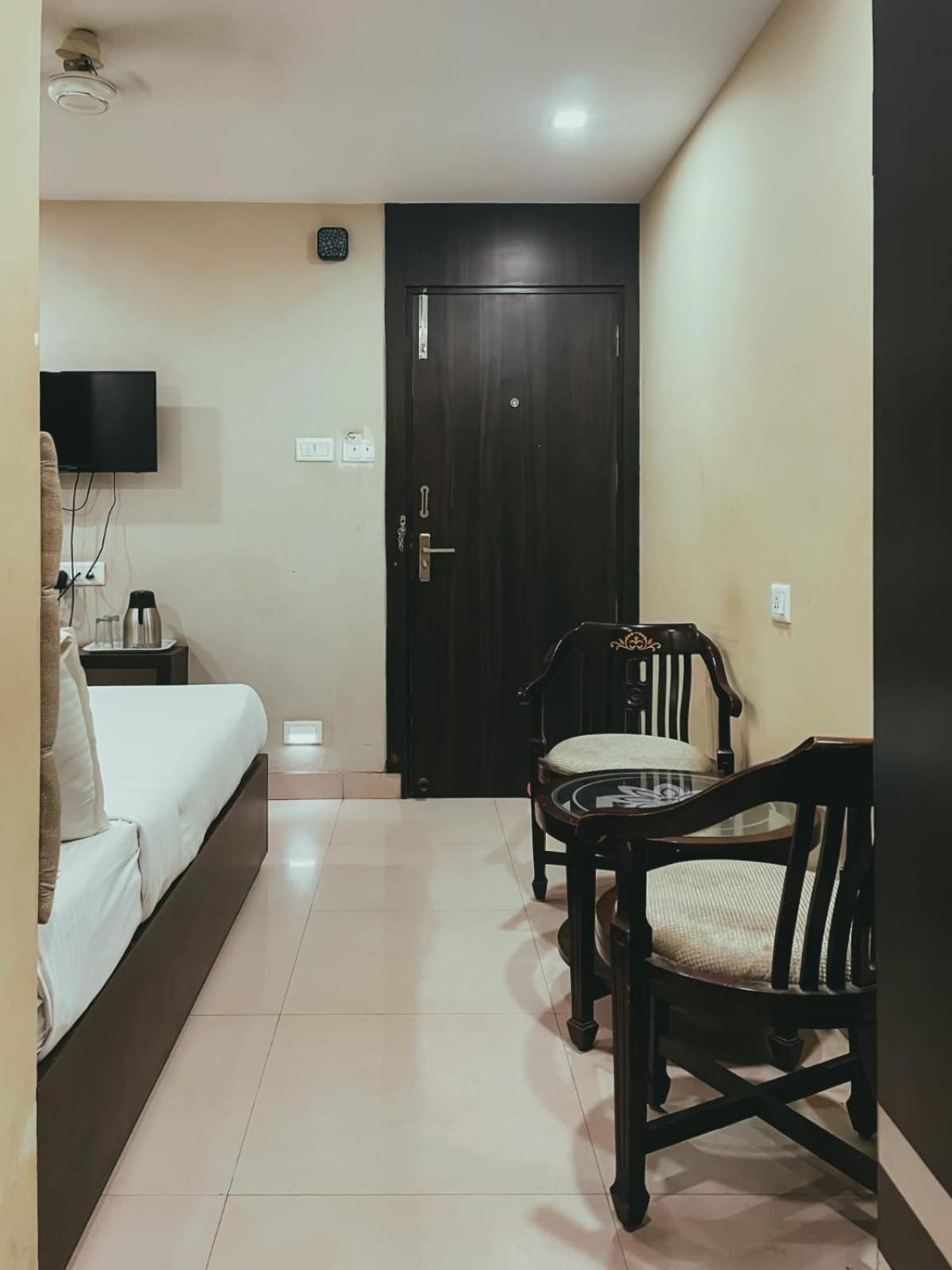 ורנאסי Hotel S L E Residency מראה חיצוני תמונה