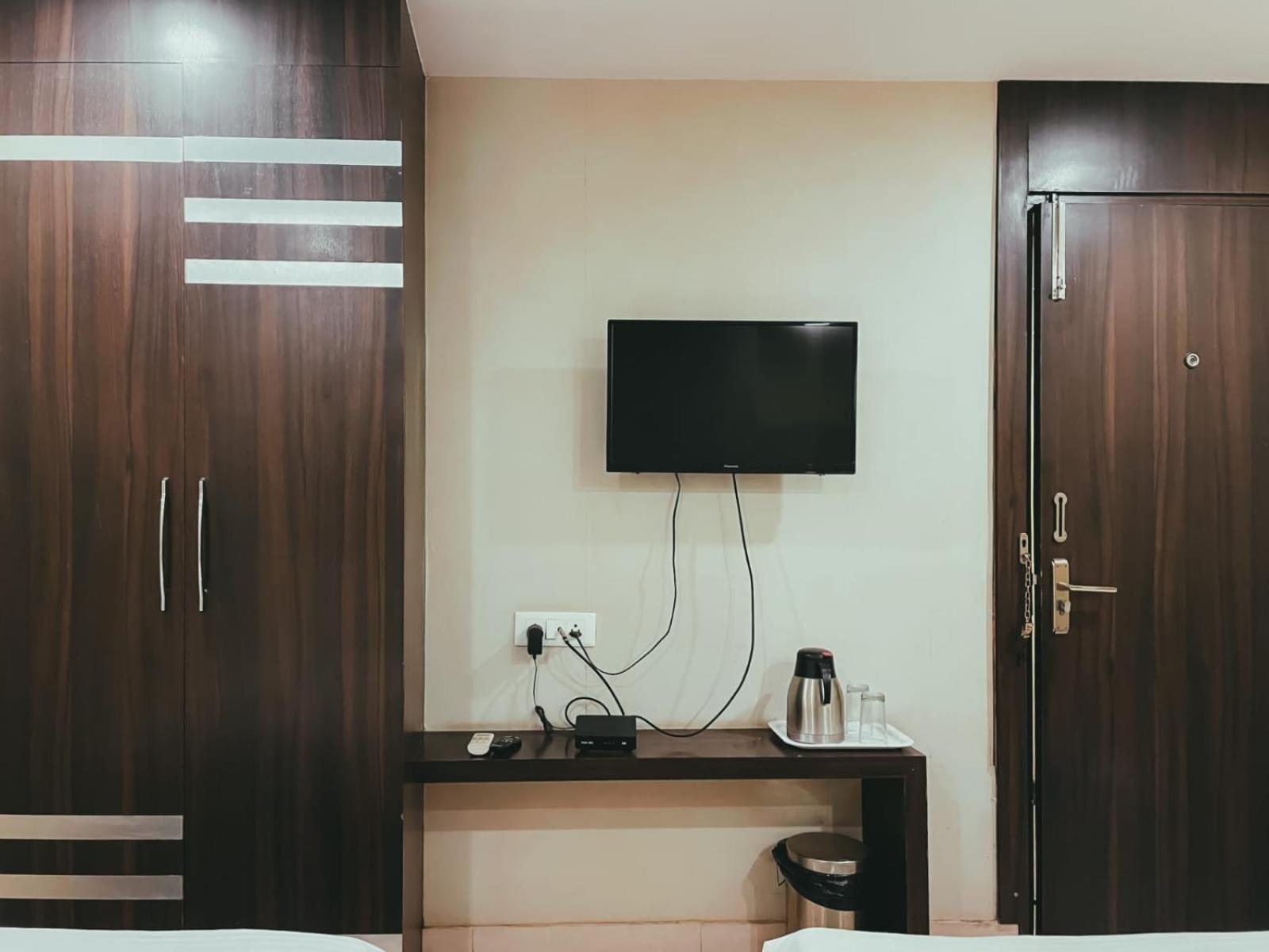 ורנאסי Hotel S L E Residency מראה חיצוני תמונה