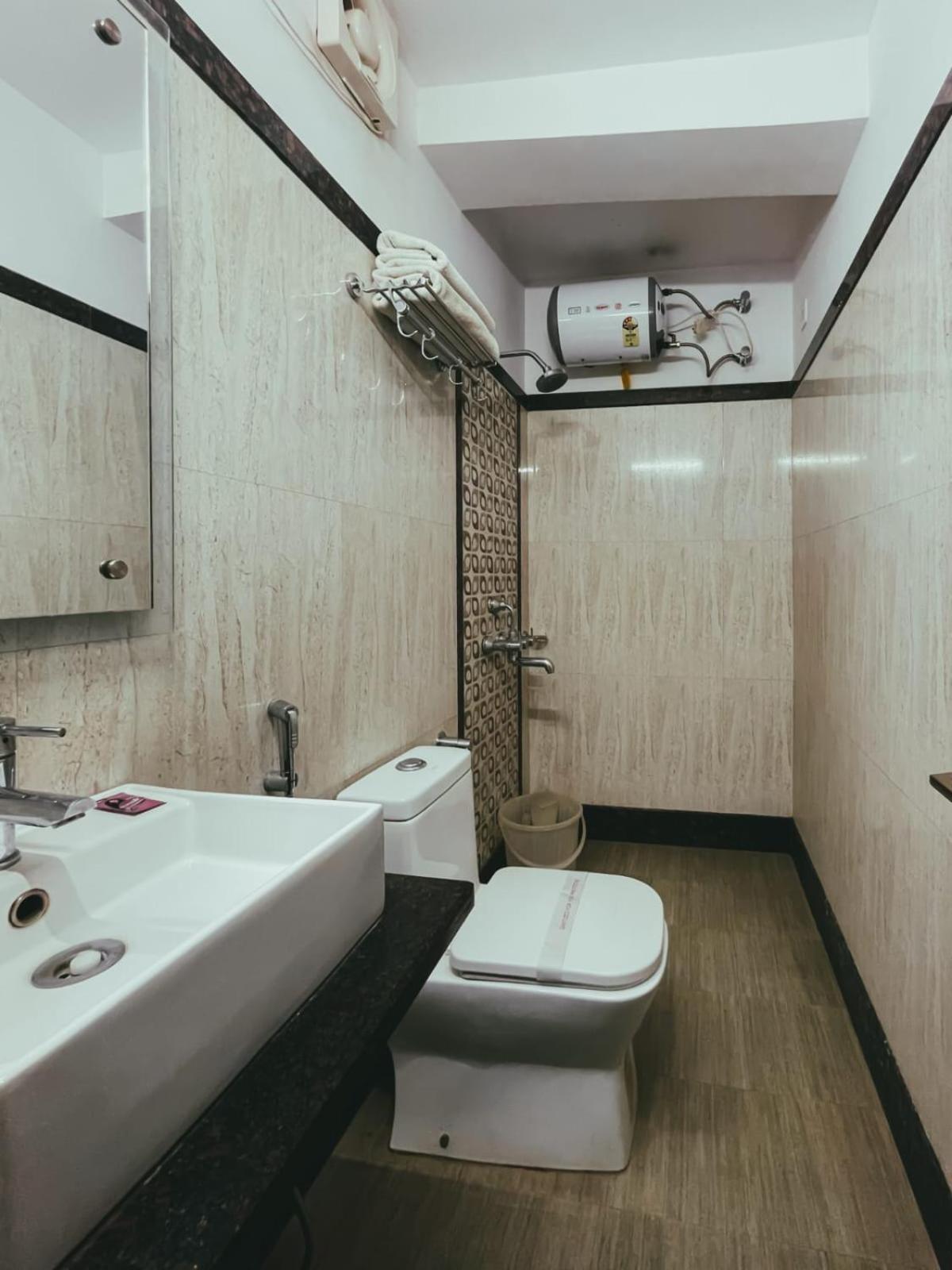 ורנאסי Hotel S L E Residency מראה חיצוני תמונה