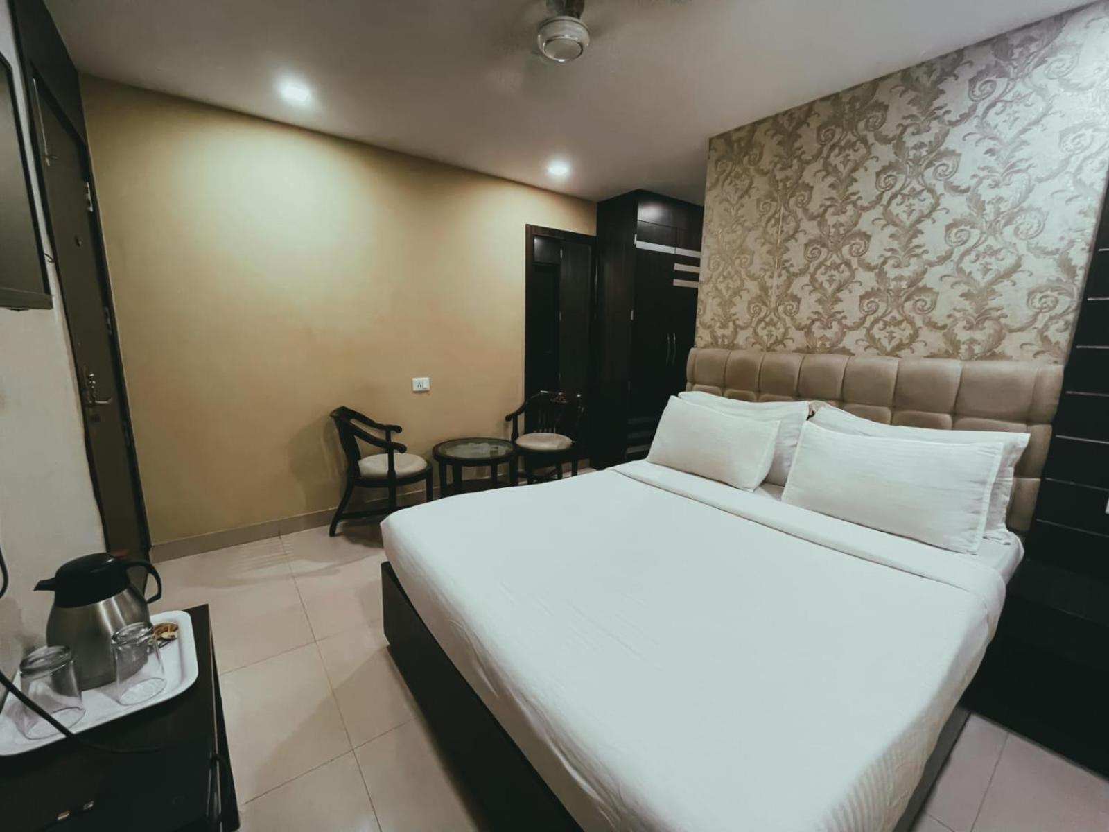 ורנאסי Hotel S L E Residency מראה חיצוני תמונה
