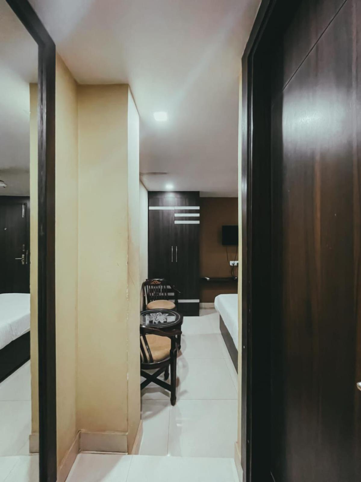 ורנאסי Hotel S L E Residency מראה חיצוני תמונה